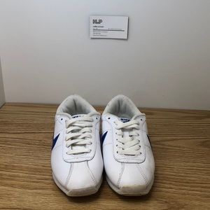 Used boys Nike tennis shoes white / blue size 4.5